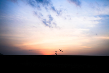 Thả diều, trẻ em, kite flying, children, bầu trời, hoàng hôn, cánh đồng, miền quê, sky, sunset, field, countryside- xuanduongvan87