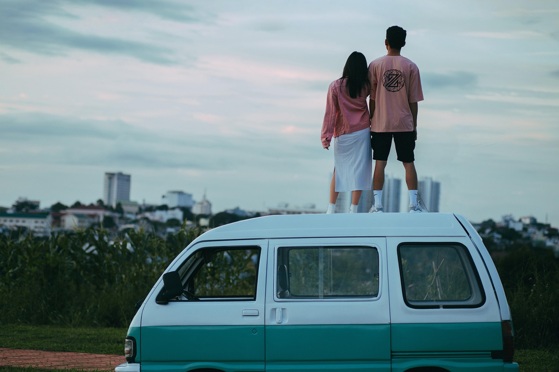 Cặp đôi, thanh xuân, tuổi trẻ, xe, màu hồng, hoàng hôn, couple, youth, young people, car, pink, sunset- Jupilu 2