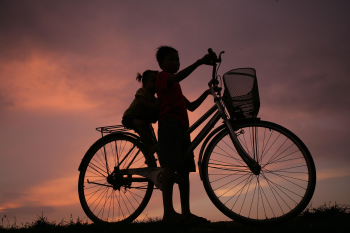 Xe đạp, bicycle, trẻ em, children, bầu trời, hoàng hôn, cánh đồng, miền quê, sky, sunset, field, countryside- xuanduongvan87 2