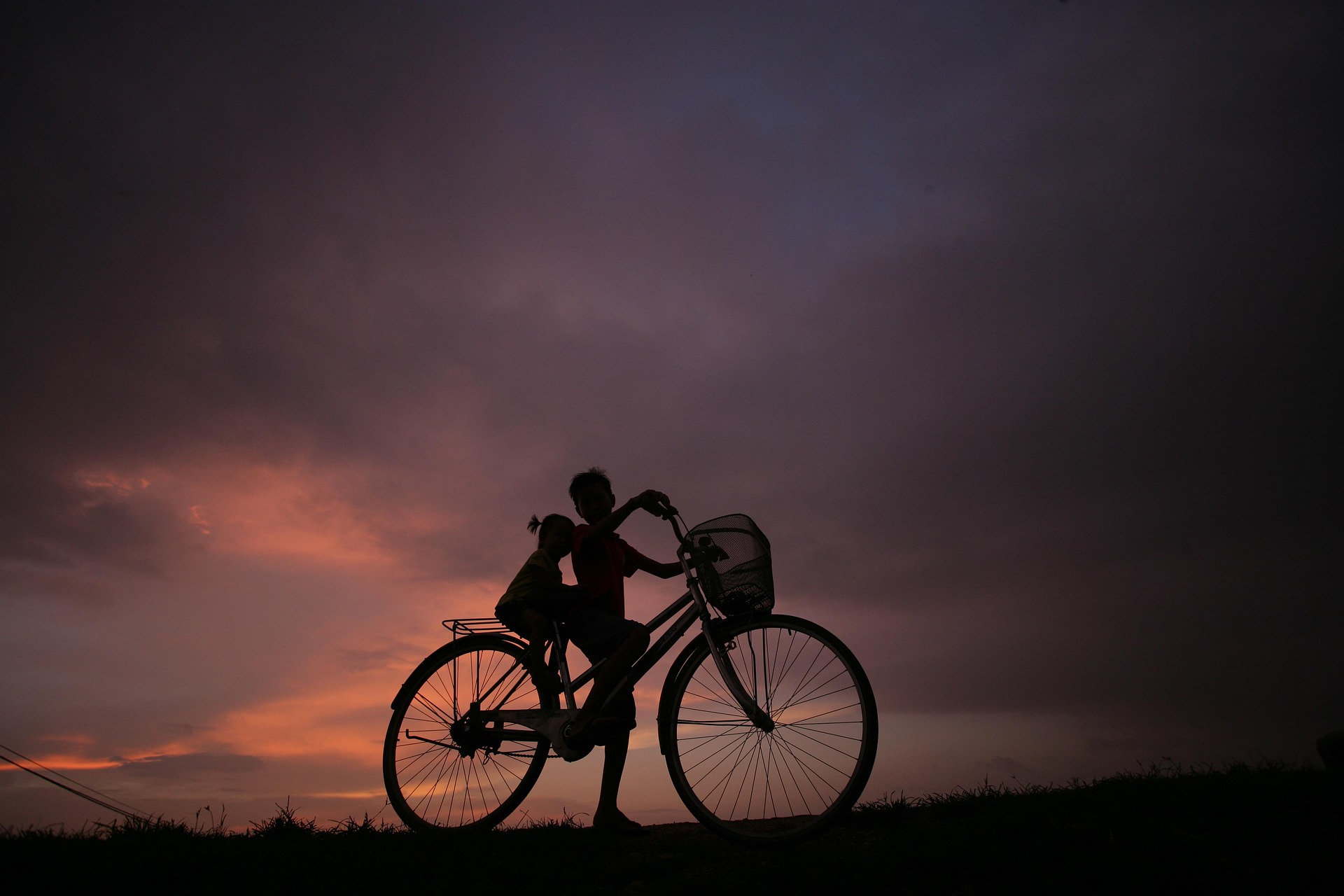 Xe đạp, bicycle, trẻ em, children, bầu trời, hoàng hôn, cánh đồng, miền quê, sky, sunset, field, countryside- xuanduongvan87
