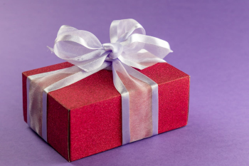Hộp quà, màu đỏ, quà giáng sinh, gift box, red, christmas gift - Kerry Herschell 4