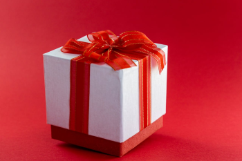 Hộp quà, màu đỏ, quà giáng sinh, gift box, red, christmas gift - Kerry Herschell