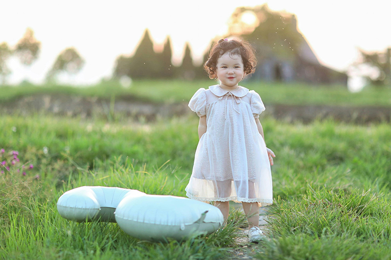 Em bé, trẻ em, con gái, girl, kids, chụp ảnh, vui vẻ- Mochi mochi