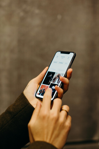Tìm kiếm, điện thoại, lướt web,  search, phone, sale, giảm giá, thời trang, fashion, black friday - cottonbro studio