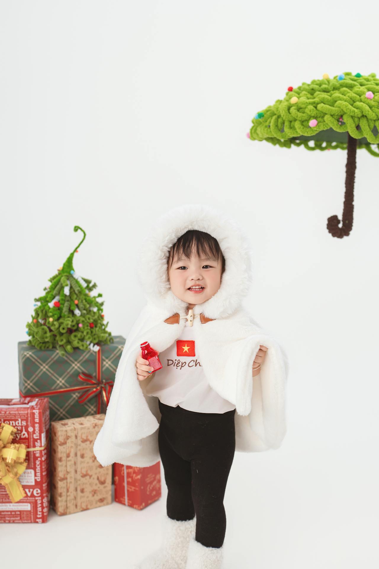 Em bé, trẻ em, bé gái, chụp giáng sinh, hộp quà, baby, children, girls, Christmas photography, gift boxes - Foden Nguyen