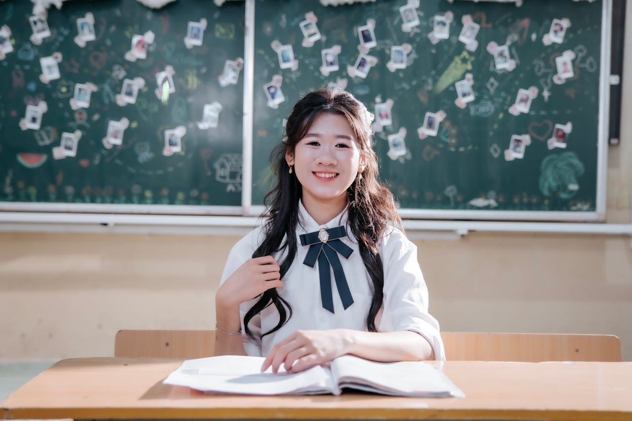 Học sinh, bạn nữ, lớp học, trường học, kỉ niệm, giáo dục, kỷ yếu, students, girls, class, school, memories, education, yearbook - Green odette 20