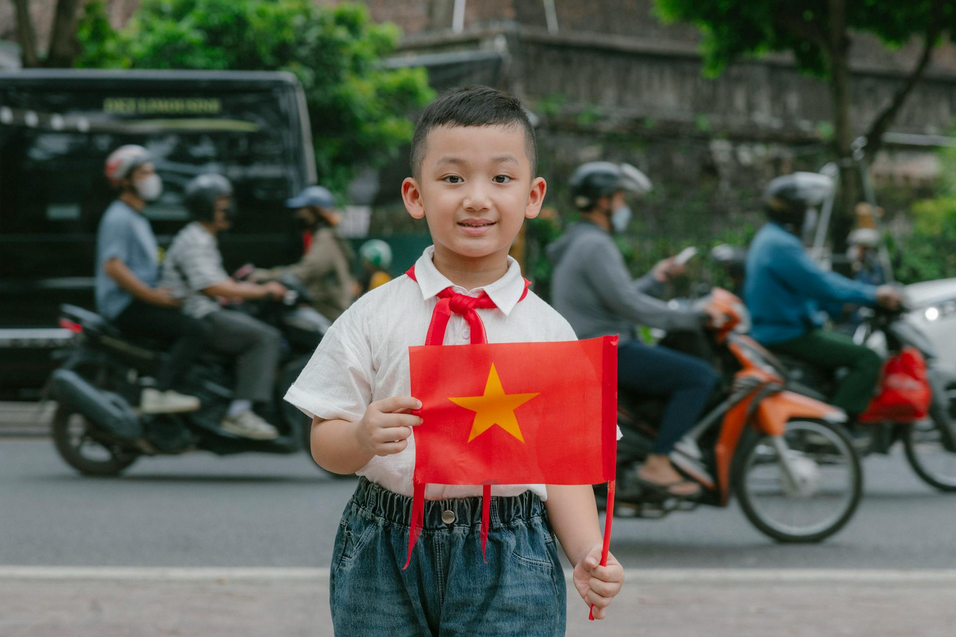 Bé trai, cờ, cột cờ, Việt Nam, em bé, boy, flag, Vietnam flagpole, children- HONG SON