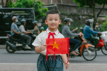 Bé trai, cờ, cột cờ, Việt Nam, em bé, boy, flag, Vietnam flagpole, children- HONG SON