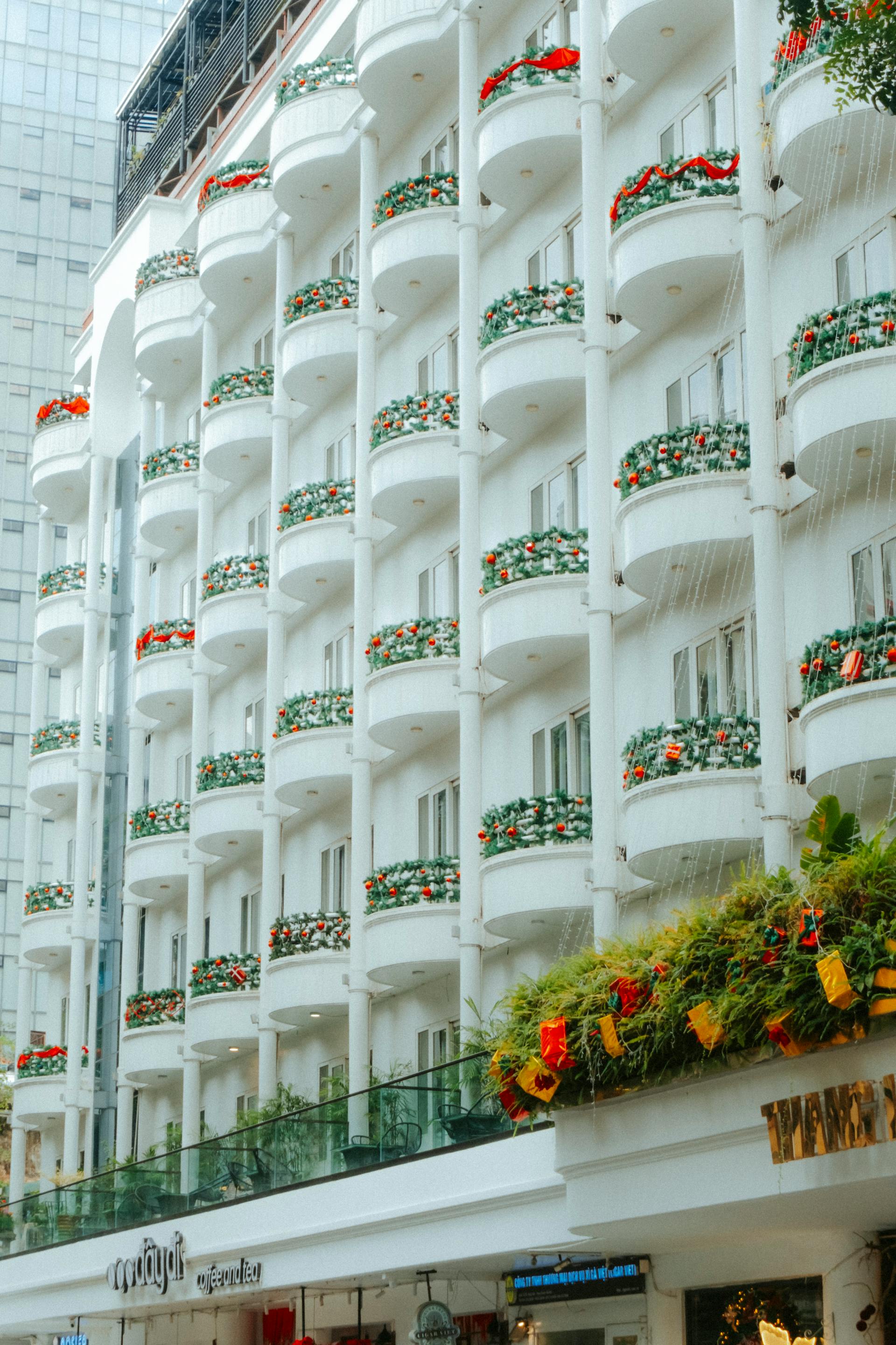 Khách sạn, ban công, tòa nhà, cờ đỏ, quốc kỳ, hotel, balcony, building, flag, national flag- HONG SON