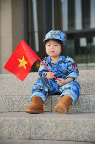 Em bé, trẻ em, kids, kid, baby, con gái, girl, quân đội, quân phục, lá cờ Việt Nam, lá cờ, Việt Nam - HONG SON 7