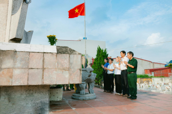Tình nguyện viên,thắp hương, volunteers, light incense- HONG SON