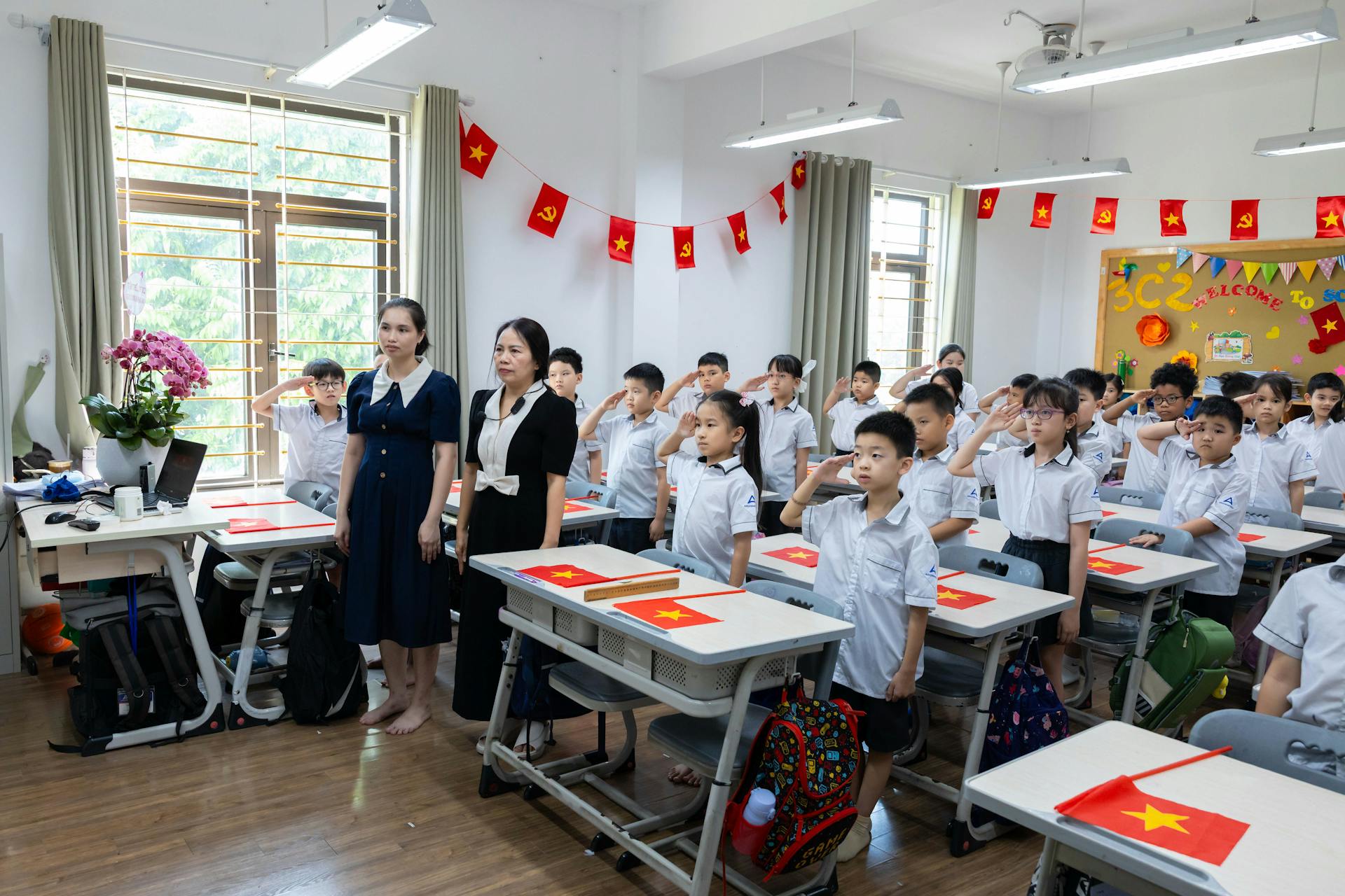 Lớp học, học sinh, chào cờ, trường học, classroom, students, flag salute, school- HONG SON 3