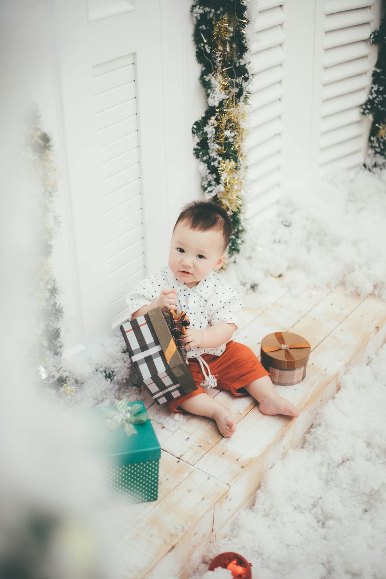 Em bé, trẻ em, bé trai, chụp giáng sinh, hộp quà, baby, children, boy, Christmas photography, gift boxes - Huynh Van 1