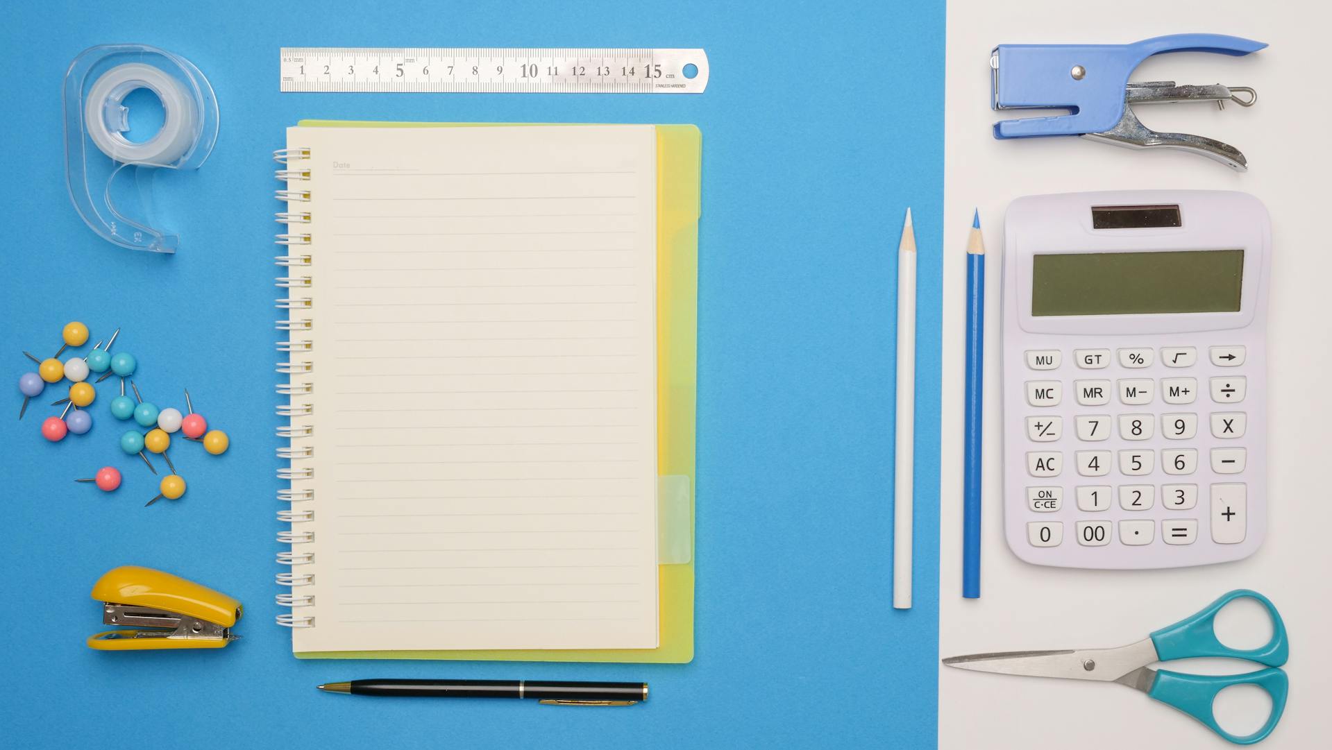 Máy tính, bút, vở, calculator, pen, notebook, đồ dùng học tập, trường, school supplies, school-Kindel Media 2