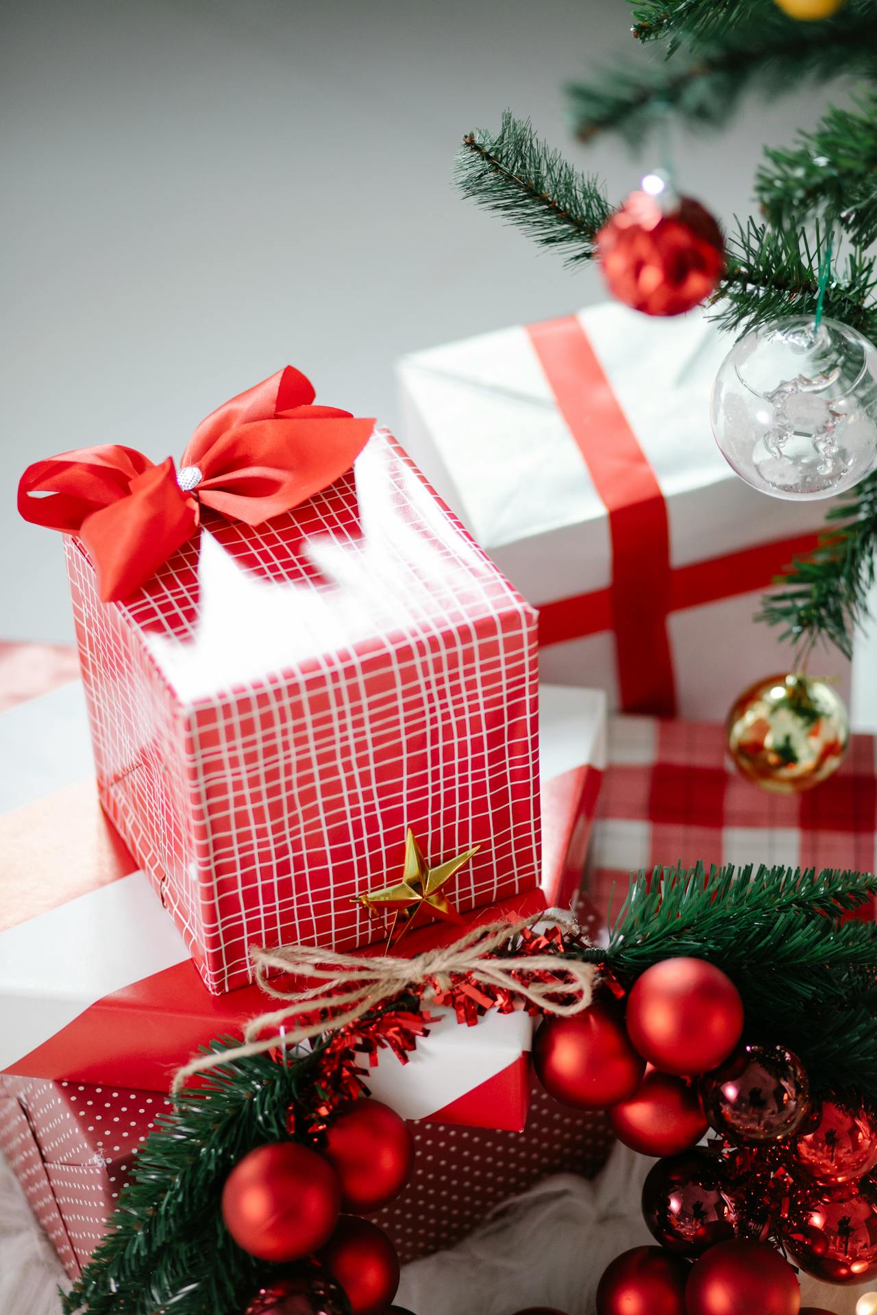 Hộp quà, quà giáng sinh, trang trí, nơ, gift box, Christmas gift, decor, bow -  Laura James