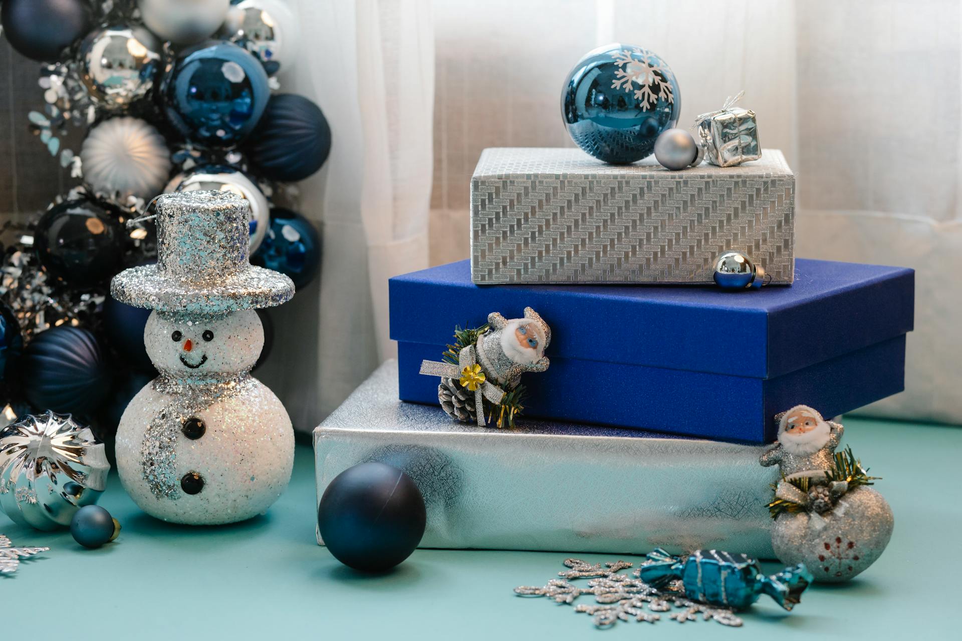Quà, người tuyết, kẹo, trái châu, giáng sinh, trang trí, gift, decor, noel, christmas- Laura James 1