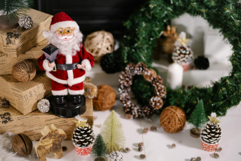 Ông già noel, hộp quà, nến, giáng sinh, cây thông, ông già, pine tree, noel, christmas- Laura James 6