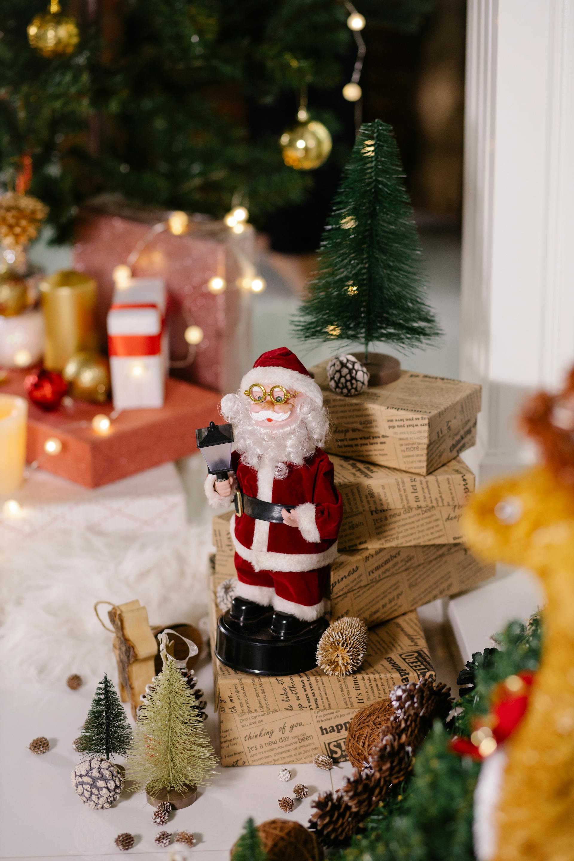 Ông già noel, giáng sinh, cây thông, trang trí, decor, pine tree, noel, christmas- Laura James