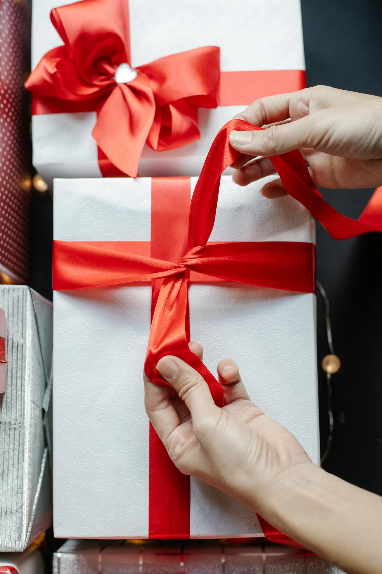 Hộp quà, màu đỏ, quà giáng sinh, nơ, gift box, red, Christmas gift, bow - Laura James 1