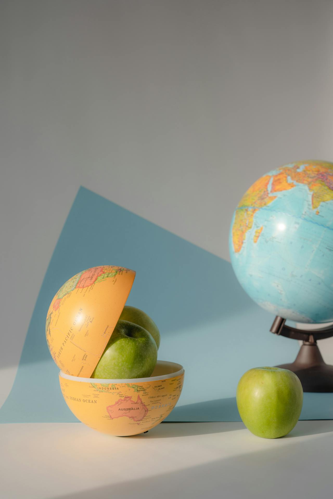 Quả địa cầu, địa lý, giáo dục, quả táo, Globe, geography, education, apple -  Marina Leonova