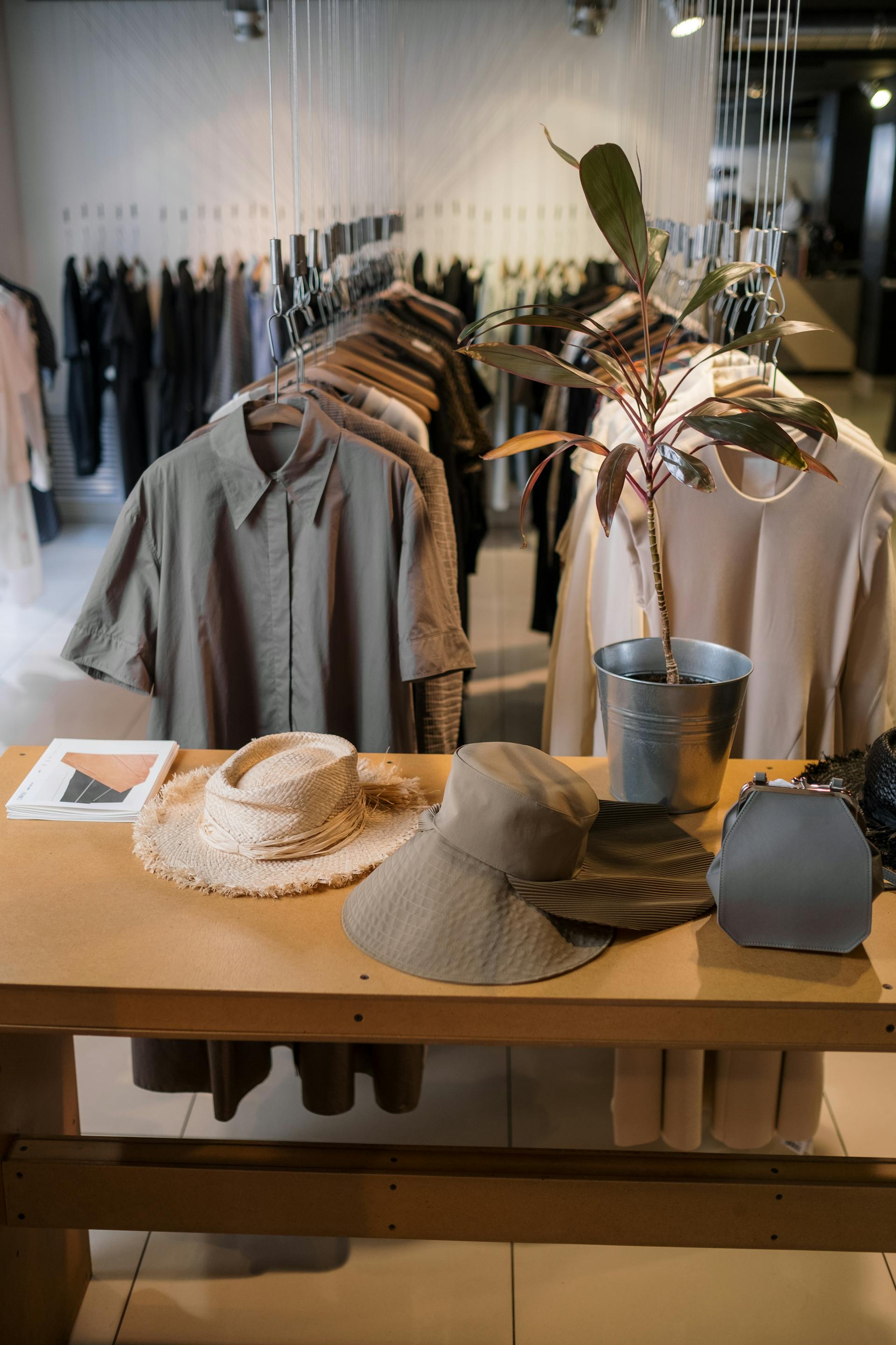Cửa hàng thời trang, cửa hàng, store, fashion shop, shop, shopping, mua sắm, quần áo, cloth, clothing - Ron Lach