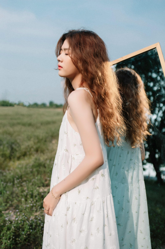 Con gái, girl, gương, đồng cỏ, ngoại cảnh, Việt Nam - Huy Nguyễn 4