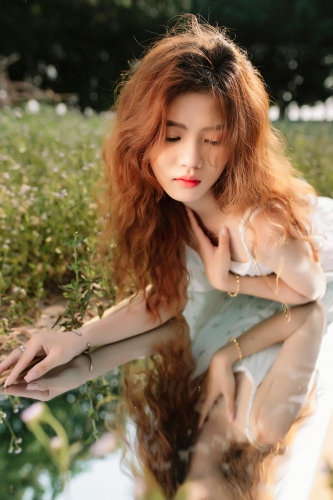 Con gái, girl, gương, đồng cỏ, ngoại cảnh, Việt Nam - Huy Nguyễn 1