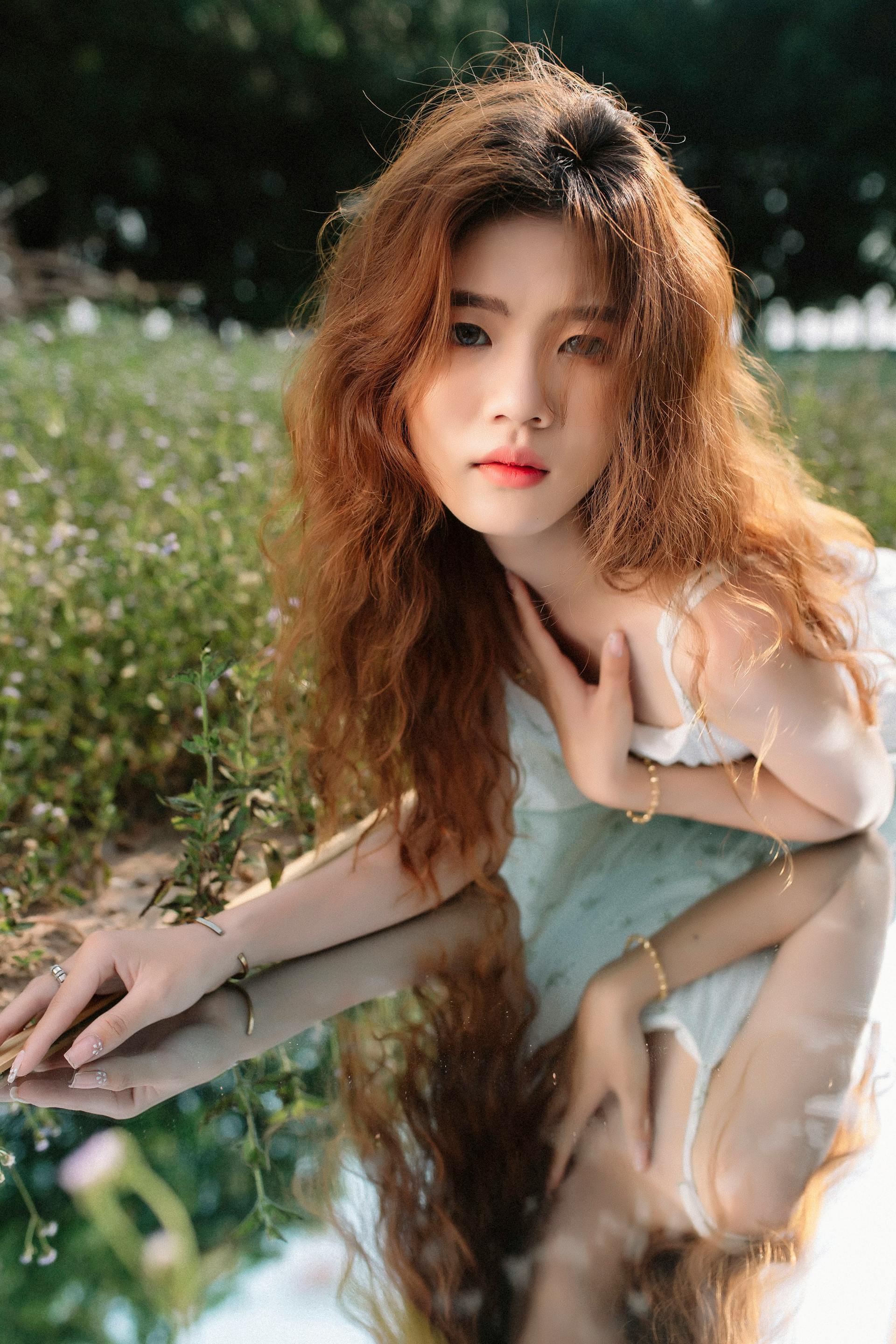 Con gái, girl, gương, đồng cỏ, ngoại cảnh, Việt Nam - Huy Nguyễn 3