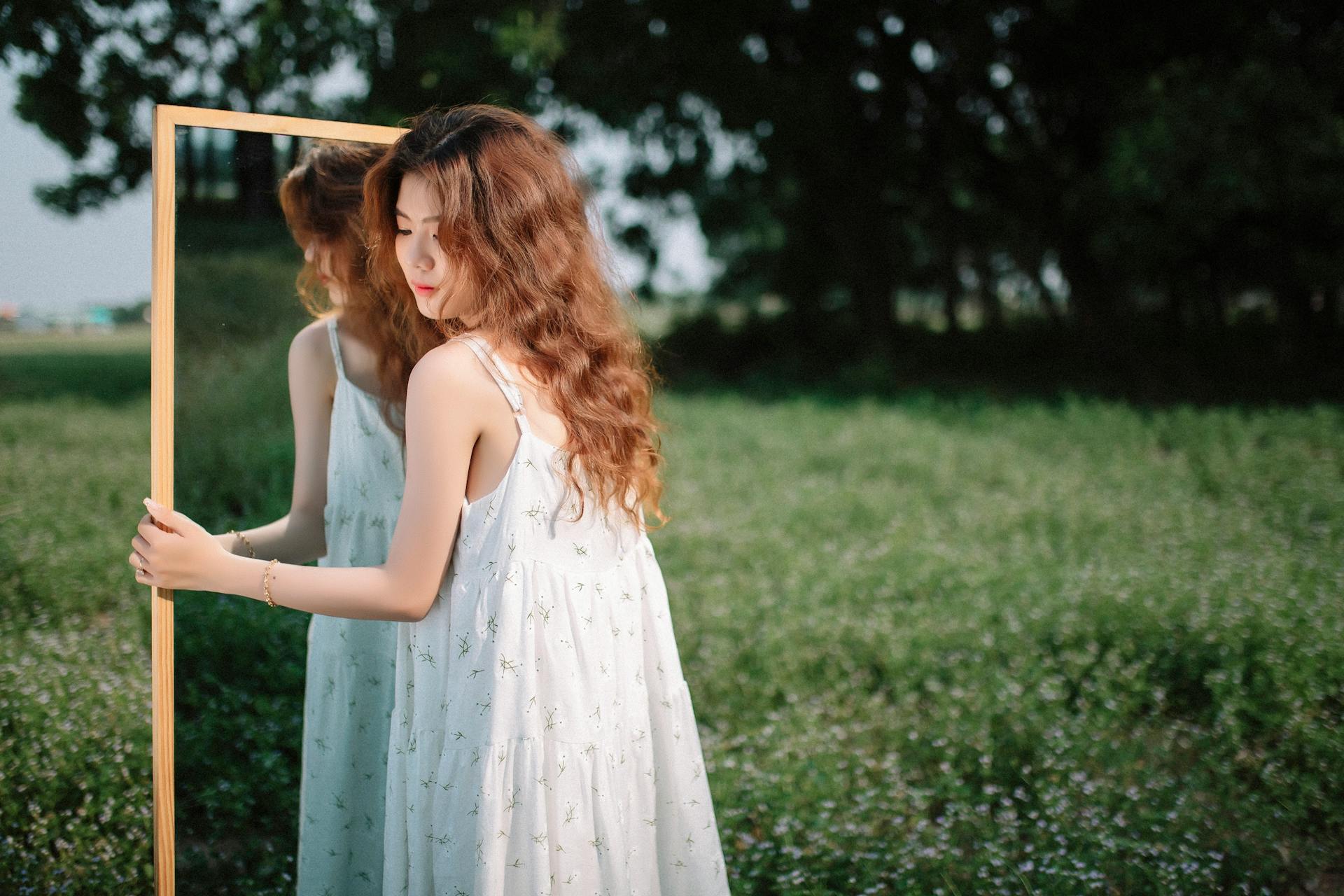 Con gái, girl, gương, đồng cỏ, ngoại cảnh, Việt Nam - Huy Nguyễn 5