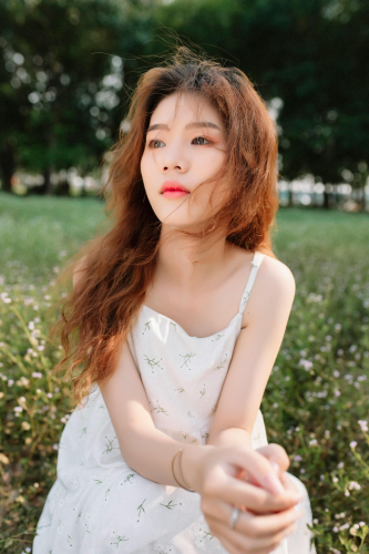 Con gái, girl, gương, đồng cỏ, ngoại cảnh, Việt Nam - Huy Nguyễn