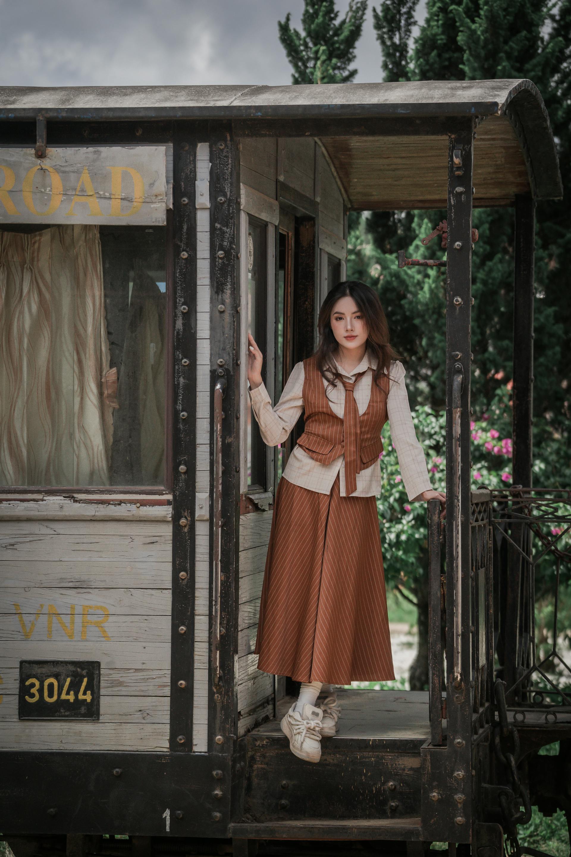 Đà Lạt, du lịch, travel, thiếu nữ, con gái, girl, ga xe lửa, xe lừa, train, Việt Nam - Tuấn Kiệt Jr