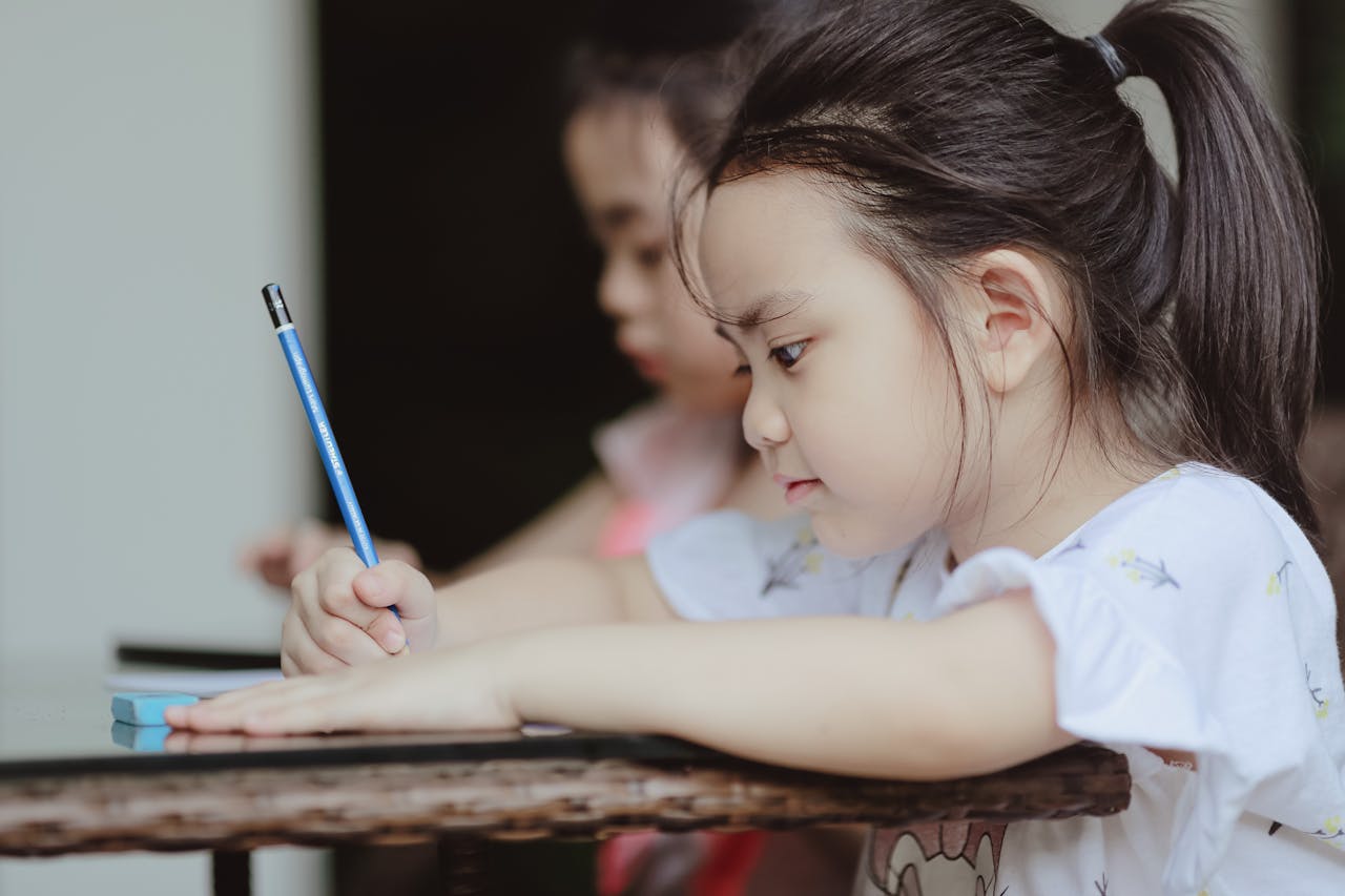 Bé gái, viết bài, học tập, giáo dục, girl, writing, studying, education - Sunvani Hoàng 2