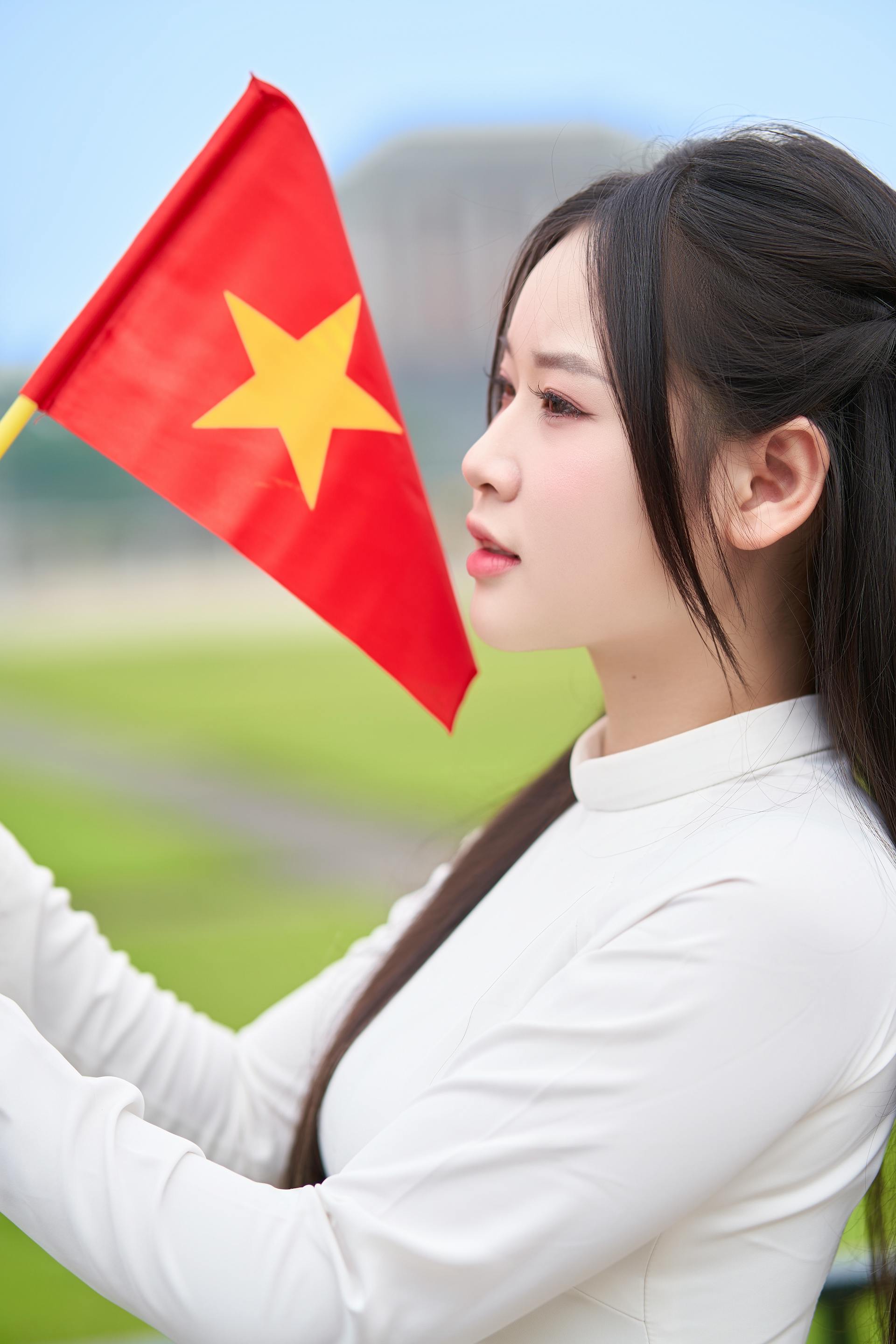 Áo dài, Thiếu nữ, young woman, cô gái, girl, vietnamese dress, nón lá, conical hat, lá cờ, flag, lăng Bác, bảo tàng - Toàn Văn 11
