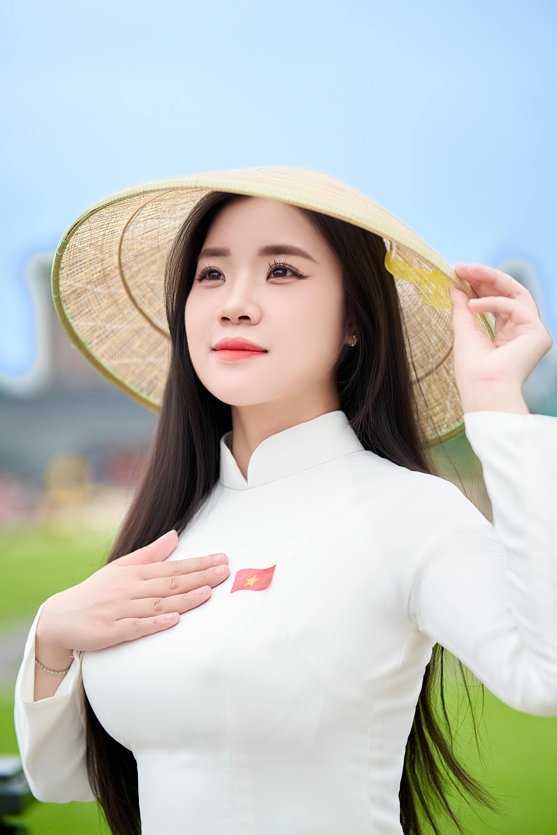 Áo dài, Thiếu nữ, young woman, cô gái, girl, vietnamese dress, nón lá, conical hat, lá cờ, flag, lăng Bác, bảo tàng - Toàn Văn 2