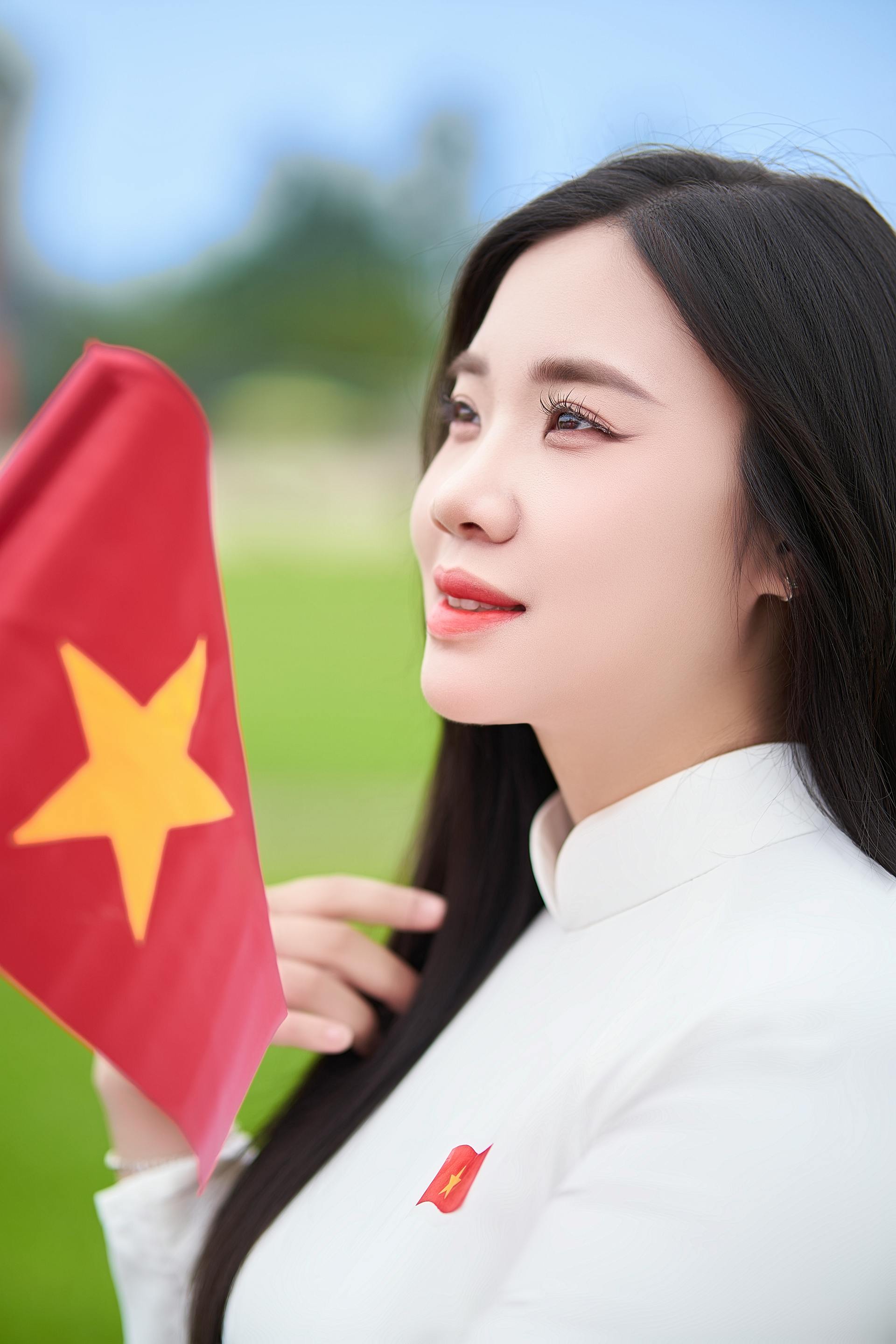 Áo dài, Thiếu nữ, young woman, cô gái, girl, vietnamese dress, nón lá, conical hat, lá cờ, flag, lăng Bác, bảo tàng - Toàn Văn 1
