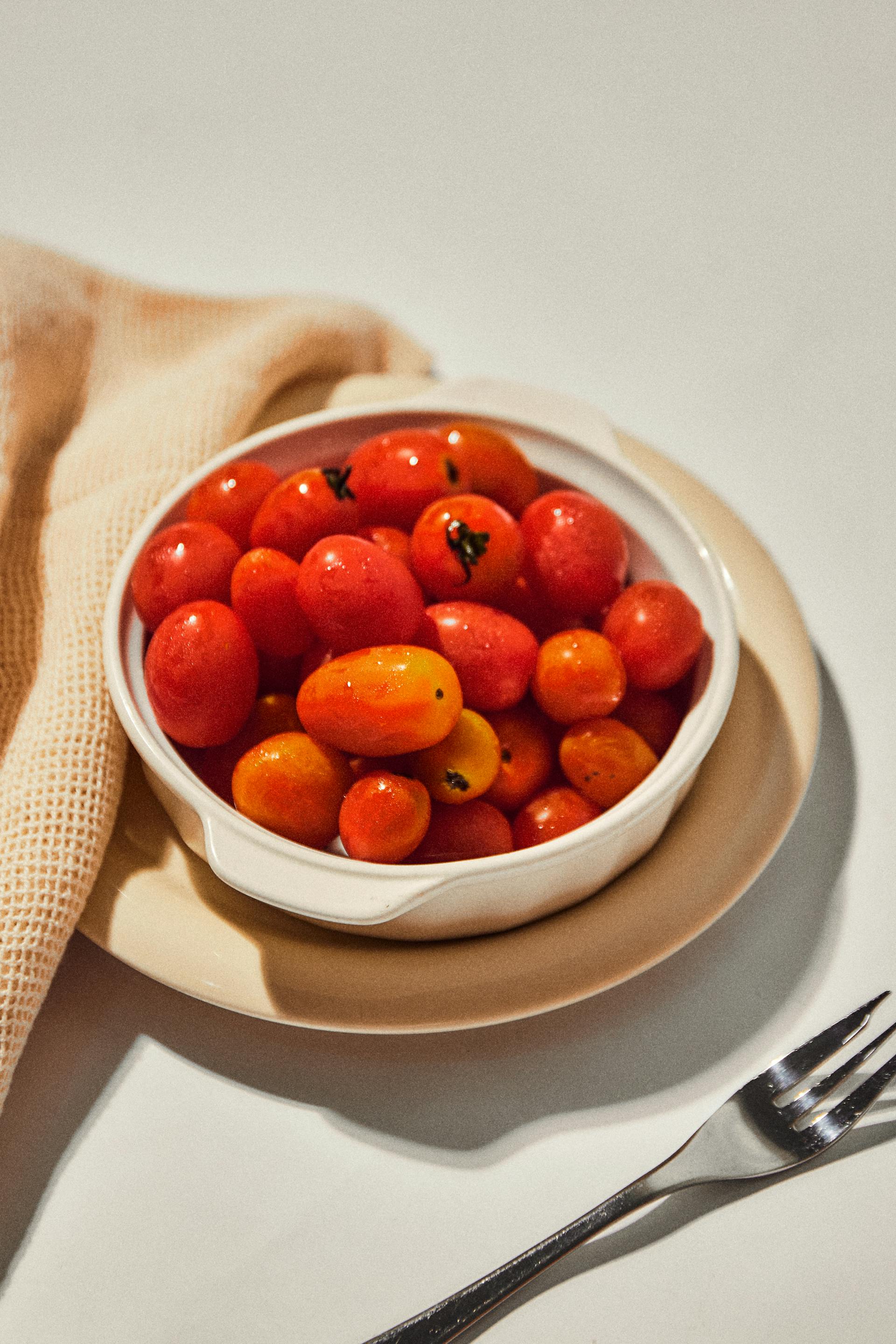 Cà chua, khăn, thìa, tomatoes, napkin, spoon - Yuan Cao