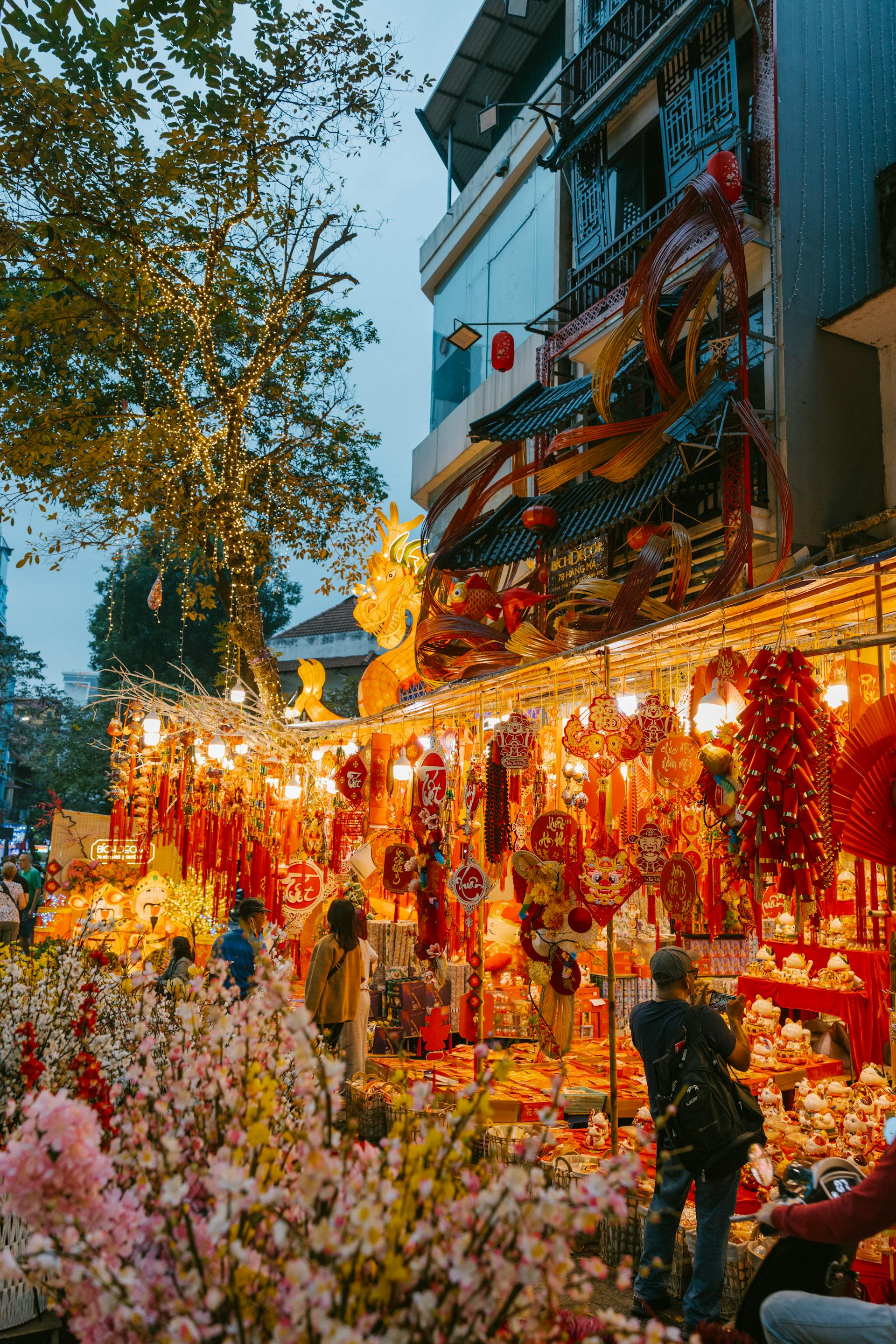 Trang trí, Tết, Tết Nguyên Đán, mua sắm, chợ tết, đèn lồng, câu chúc, decorations, Tet, Lunar New Year, shopping, Tet market, lanterns- HONG SON 13