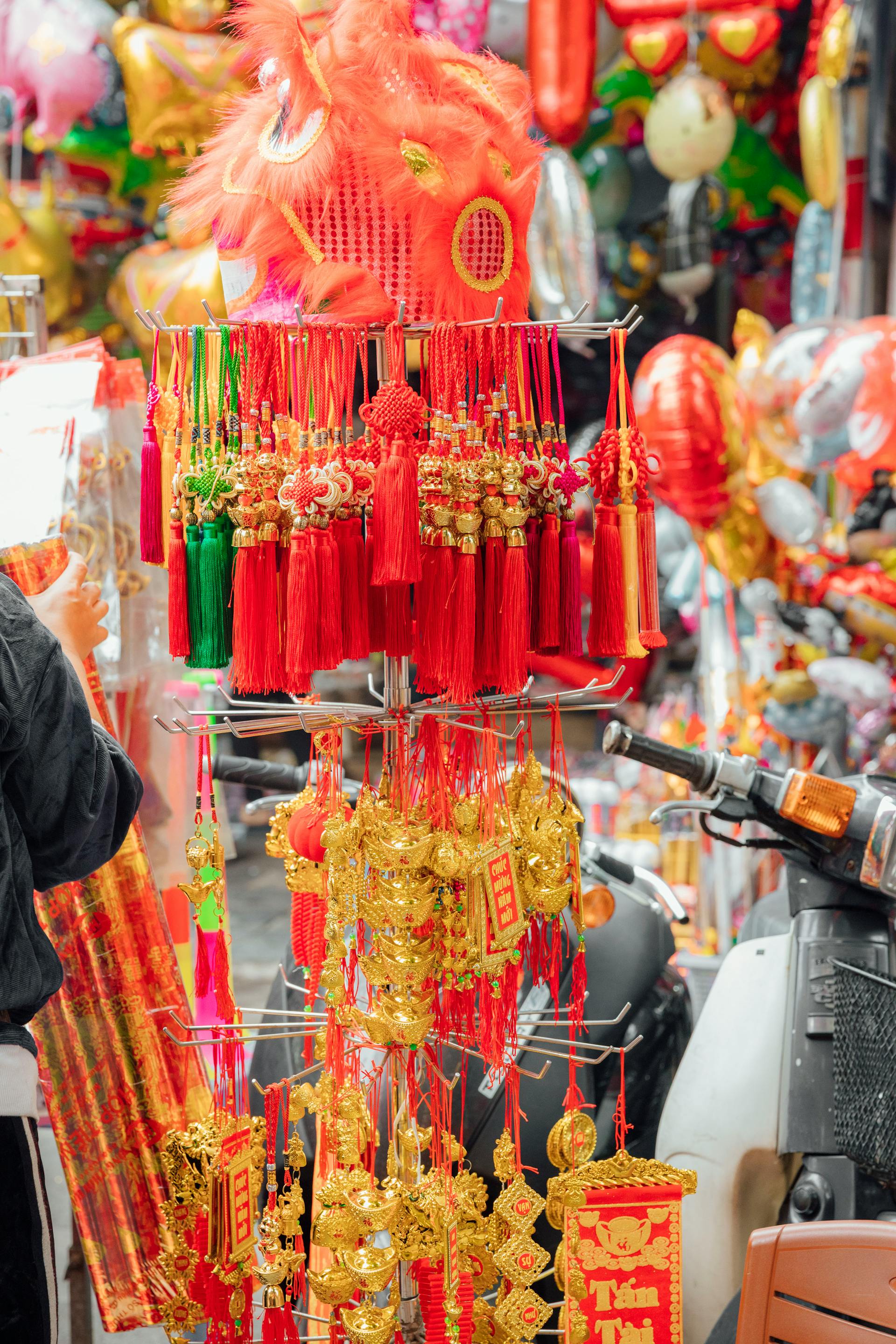 Trang trí, Tết, Tết Nguyên Đán, mua sắm, chợ tết, đèn lồng, câu chúc, decorations, Tet, Lunar New Year, shopping, Tet market, lanterns- HONG SON