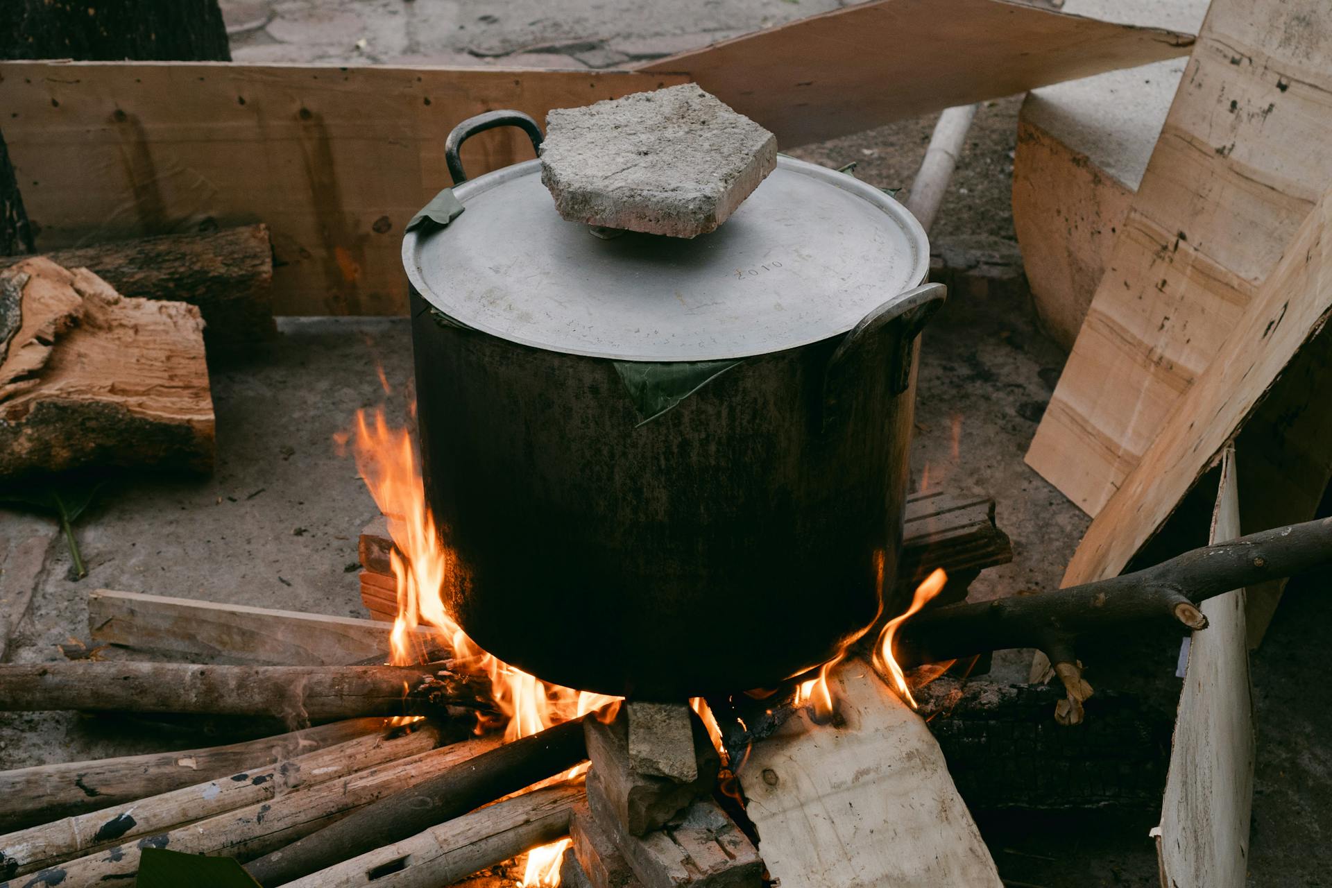 Nồi bánh, bánh chưng, Tết, Tết Nguyên Đán, pot for making rice cakes, flowers, Tet, Lunar New Year- Lylah To 1