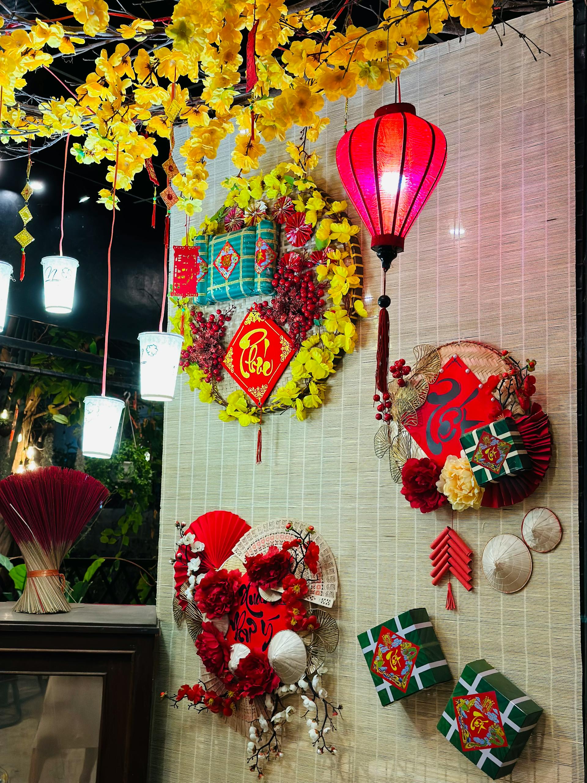 Lồng đèn, trang trí, Tết, hoa mai, decorations, apricot blossoms - Nhi Lâm 1