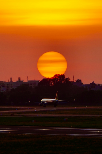 Sân bay, đường băng, hoàng hôn, trời, airport, runway, sunset, sky - Tuan Vy