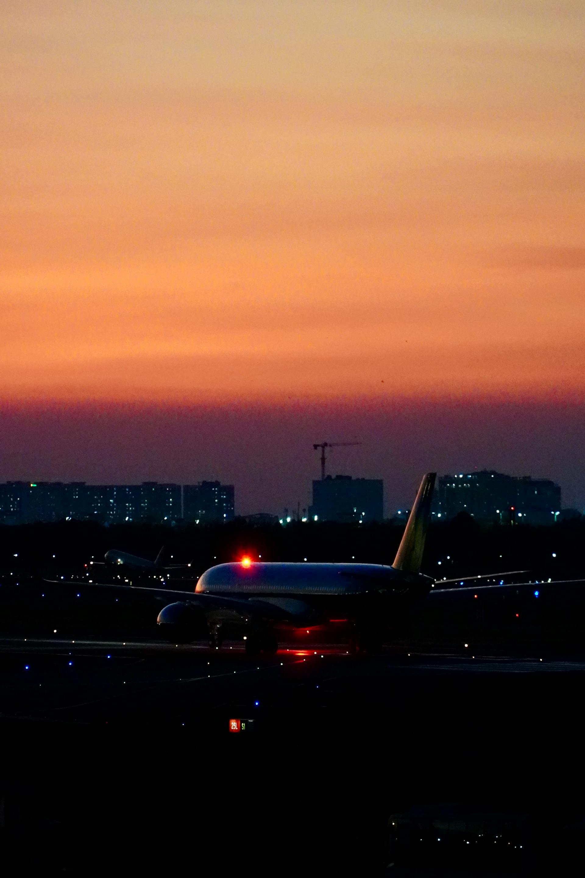 Sân bay, đường băng, hoàng hôn, trời, airport, runway, sunset, sky - Tuan Vy