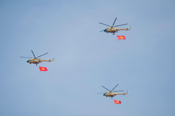 Trực thăng, máy bay, bầu trời, cờ, cờ Việt Nam, helicopter, airplane, sky, flag, Vietnamese flag - Tuan Vy