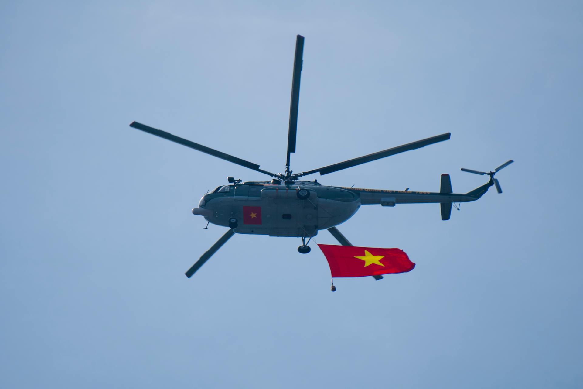 Trực thăng, máy bay, bầu trời, cờ, cờ Việt Nam, helicopter, airplane, sky, flag, Vietnamese flag - Tuan Vy