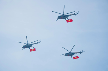 Trực thăng, máy bay, bầu trời, cờ, cờ Việt Nam, helicopter, airplane, sky, flag, Vietnamese flag - Tuan Vy