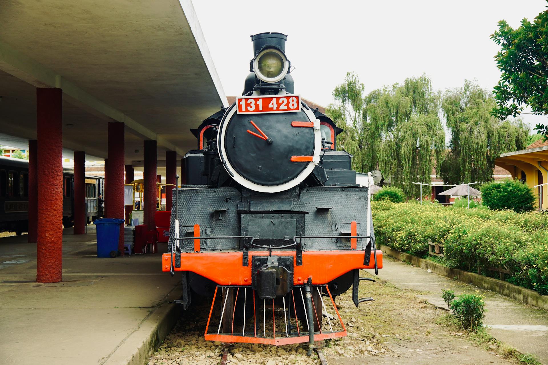 Xe lửa, ga tàu, trains, train stations - Tuan Vy