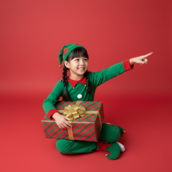 Bé gái, trẻ em, giáng sinh, trang phục yêu tinh, hộp quà, vui vẻ, asian girl, child, christmas, elf costume, gift box, cheerful