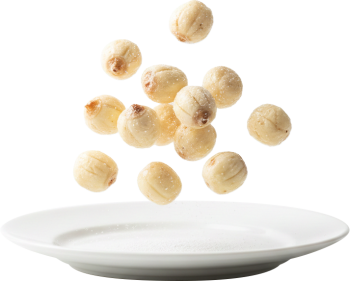 Hạt sen, sấy giòn, đĩa trắng, hạt rơi, ăn vặt, dinh dưỡng, thực phẩm, Dried lotus seeds, crispy, white plate, falling seeds, snack, nutritious, food