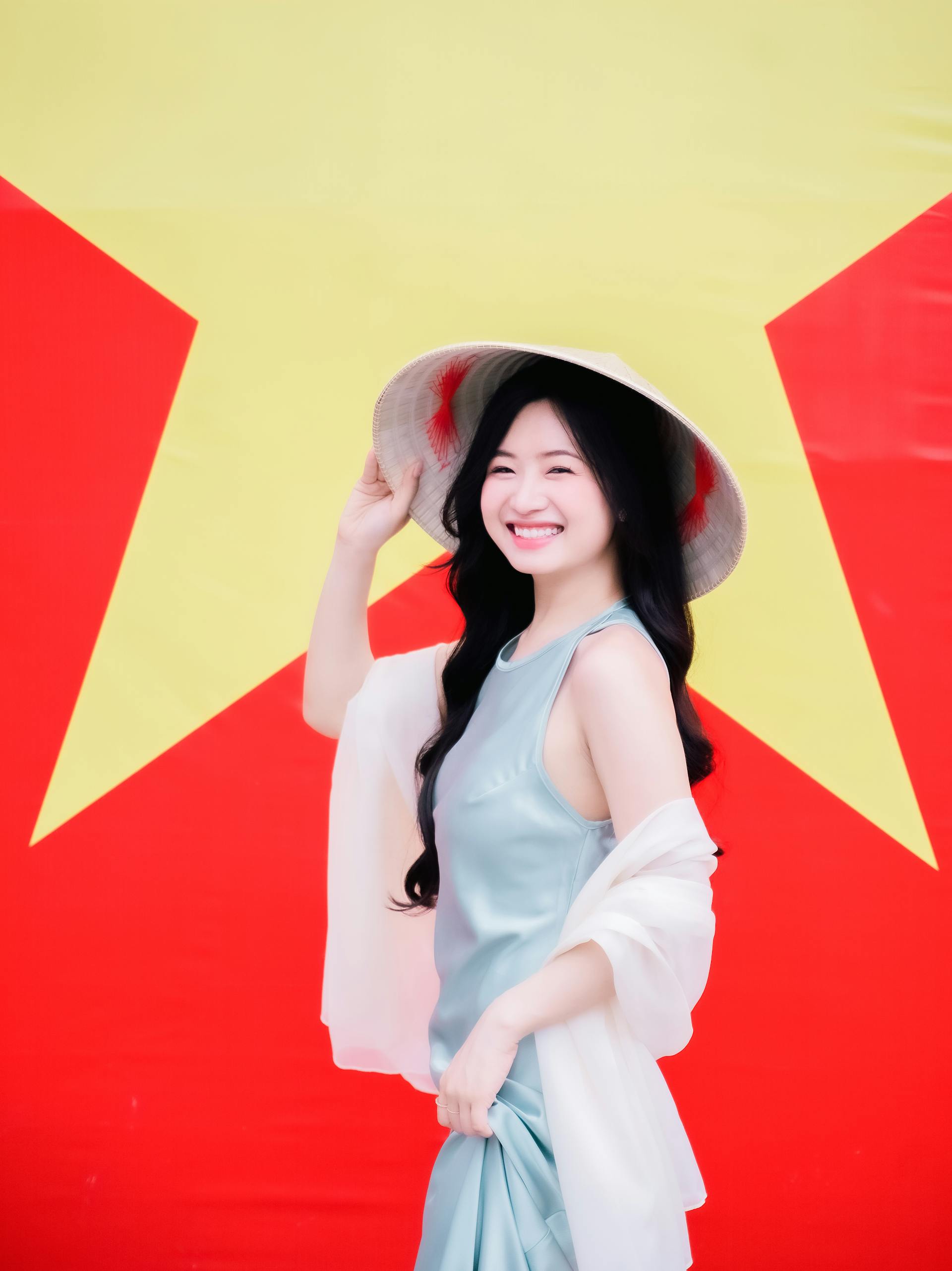 Con gái, girl, lá cờ Viêt Nam, nón lá, truyền thống, tết, xuân, spring, Việt Nam, Hà Nội, Phố cổ - Quí Nguyễn 18