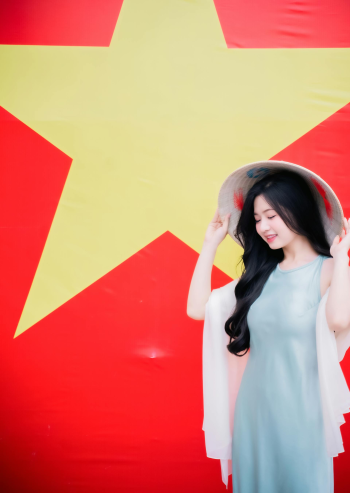 Con gái, girl, lá cờ Viêt Nam, nón lá, truyền thống, tết, xuân, spring, Việt Nam, Hà Nội, Phố cổ - Quí Nguyễn 13